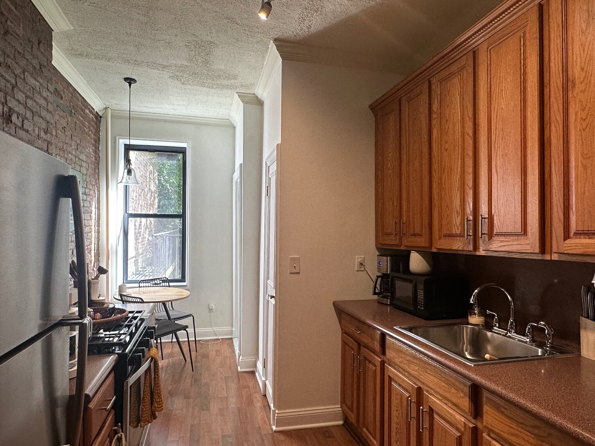 Building Photo - 516 E 84th St