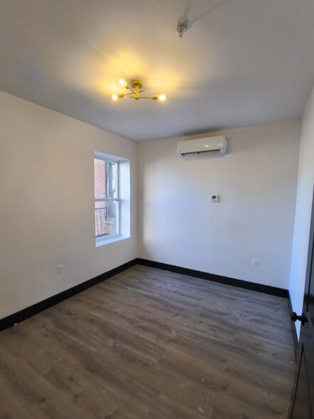 Building Photo - 11 Thomas St