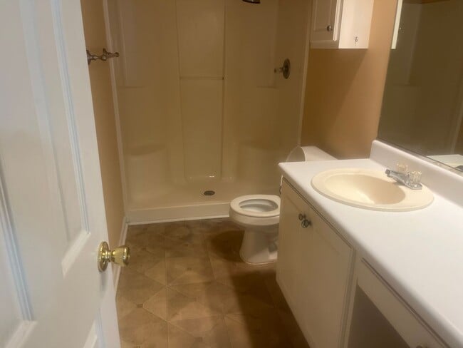 Building Photo - 2 Bed, 2 Bath Home