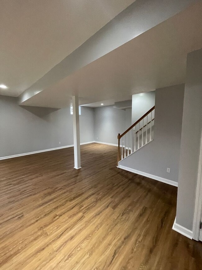 Building Photo - Beautiful custom built 5 bed 4 bath home with finished basement ready for you to move-in!