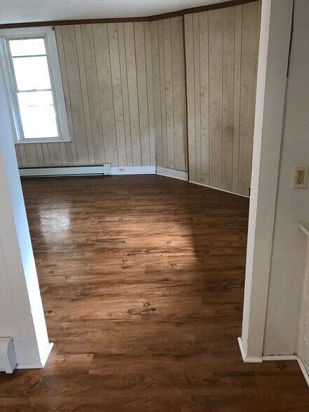 Building Photo - 6 W Shore St