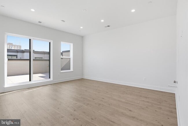 Building Photo - 5358 Zenith Overlook
