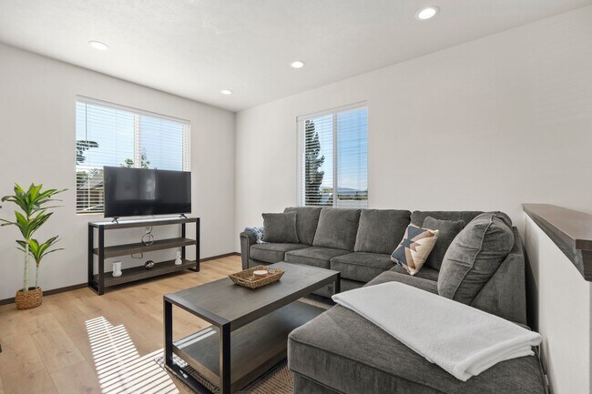 Building Photo - NEWLY RENOVATED 2 BEDROOM HOME.