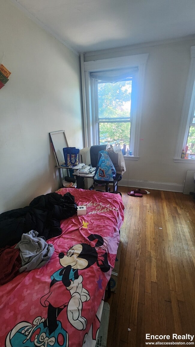 Building Photo - 364 Riverway