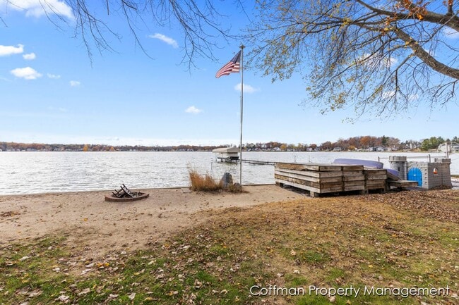Building Photo - 3 bed, 2.5 bath Located on Bostwick Lake