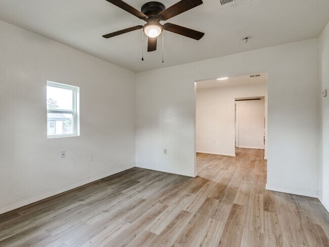 Building Photo - Completely Remodeled 1 Bedroom, 1 Bath Duplex!