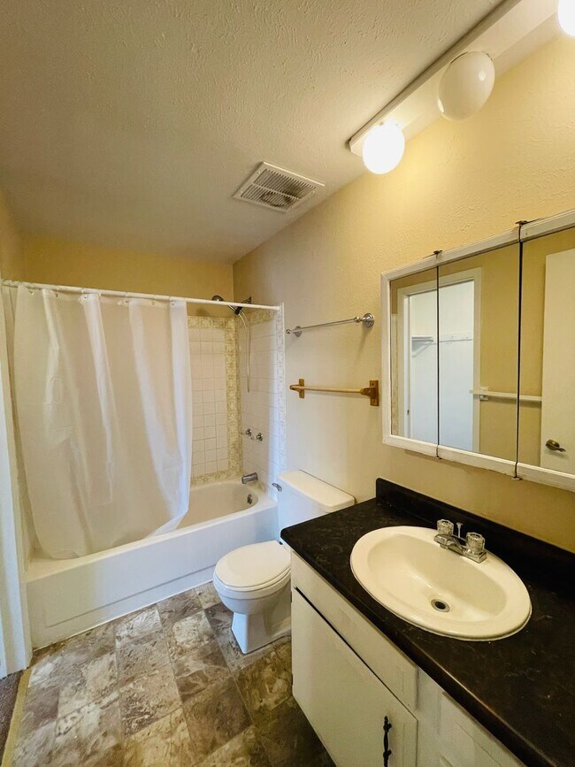 Building Photo - 4 Bedroom Town-home Near Downtown Golden A...