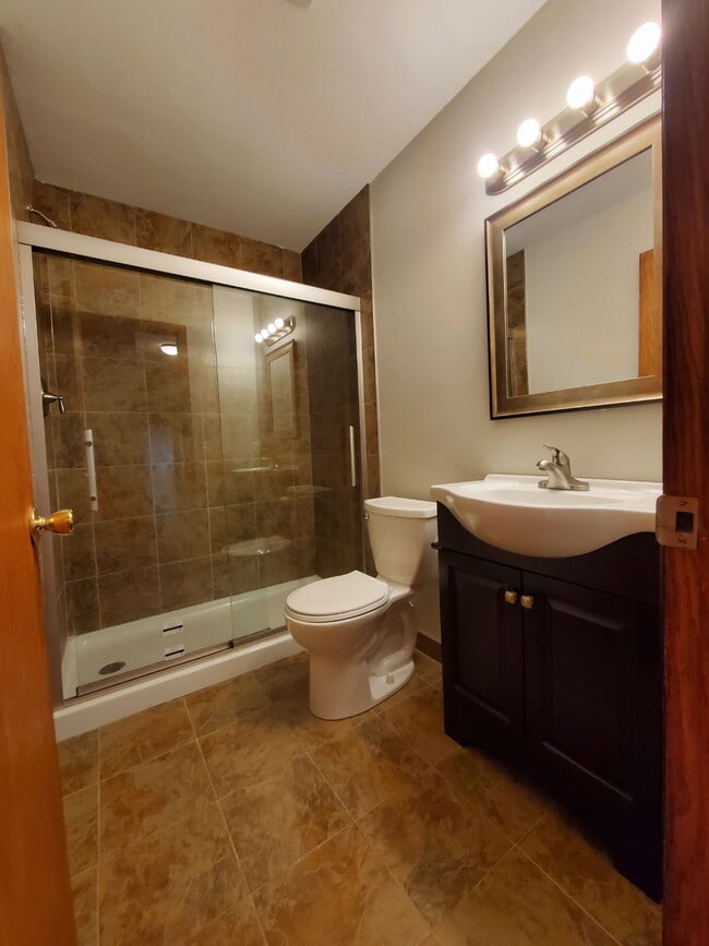 Building Photo - 2 bedroom with office - Check out video tour