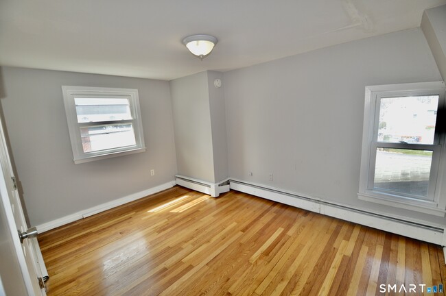 Building Photo - 203 Main St