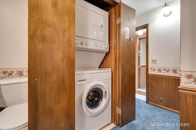 Building Photo - "Charming 3-Bedroom Lakehouse retreat with Spacious 2128 Sq Ft Layout in Hastings, MI!"