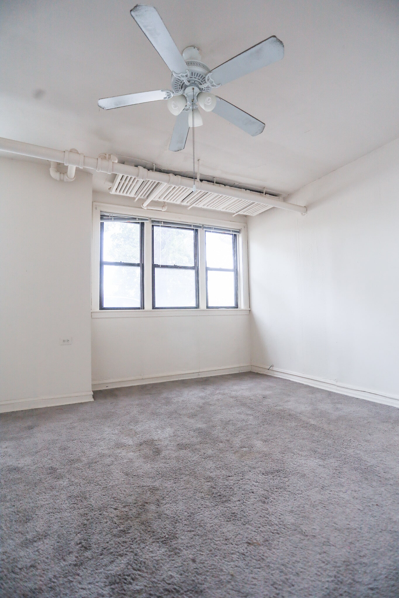 Building Photo - 2043 W Wellington Ave