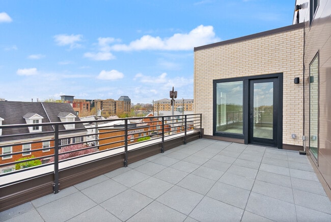 Building Photo - 701 N Henry St