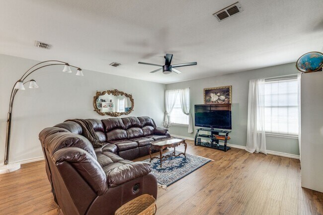 Building Photo - Available August 15th | 4 Bd, 2ba for Leas...
