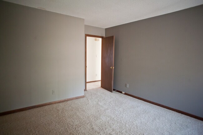 Building Photo - Spacious duplex just minutes from downtown