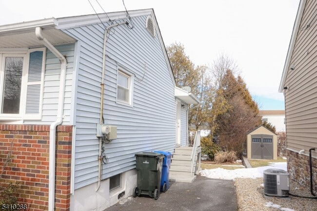 Building Photo - 118 Hobart Ave