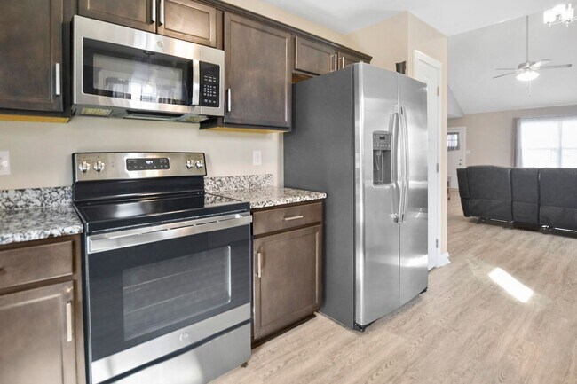 Building Photo - Pet Friendly Three Bedroom!