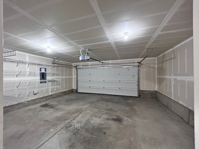 Building Photo - Incredibly Large 4 Bed 2.5 Bath Charmer!