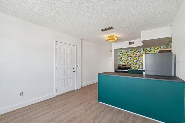 Building Photo - 4511 S Oak Dr