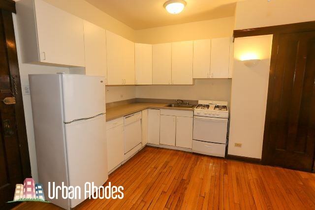 Building Photo - 822 W Waveland Ave