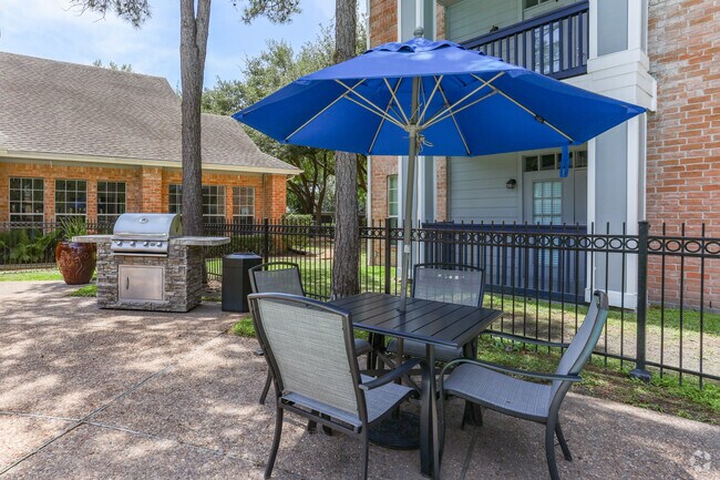 Patio with Grill - Lexington Apartments