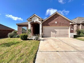 Building Photo - Beautiful 3-Bedroom, 2-Bath Home with Comm...
