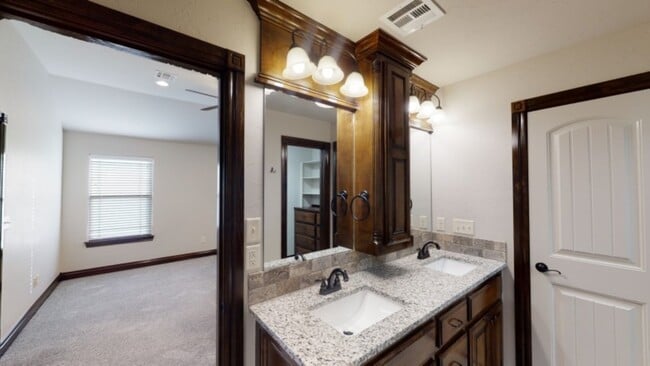 Building Photo - 1621 NE White Rock Dr