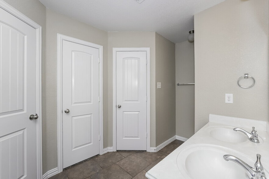 Building Photo - 7609 Rainbow Creek Dr
