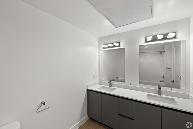 Building Photo - HUGE Studio 402!!! Only 2 units left!!!