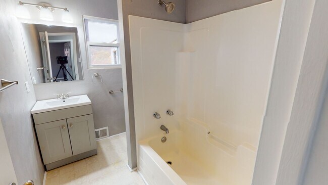 Building Photo - Renovated 2 Bed /1 Bath Single Family Home...