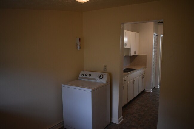 Building Photo - 2526 Red Robin Dr W