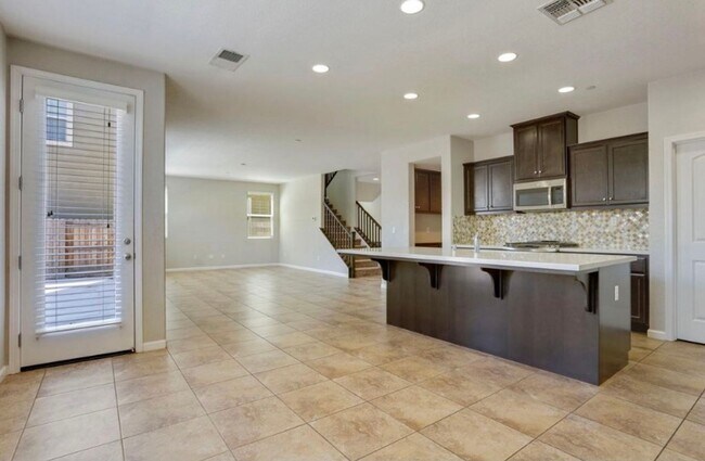 Building Photo - Beautiful 5 Bedroom, 3 Bath Tracy Home / B...