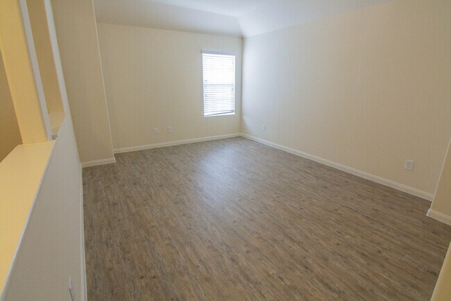 Building Photo - Oakwood Forest - 2117 Oakwood Forest Drive...