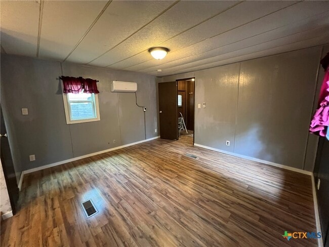 Building Photo - 144 Deer Ln
