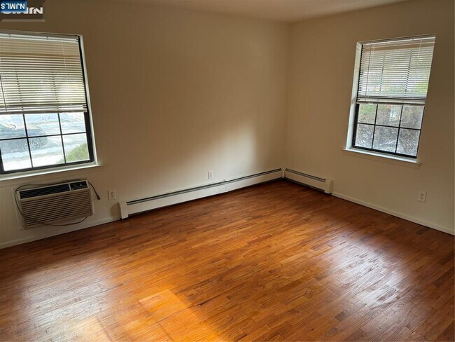 Building Photo - 252 Collignon Way