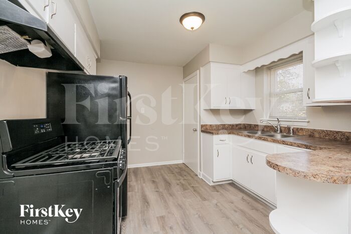 Building Photo - 8912 S Sacramento Ave