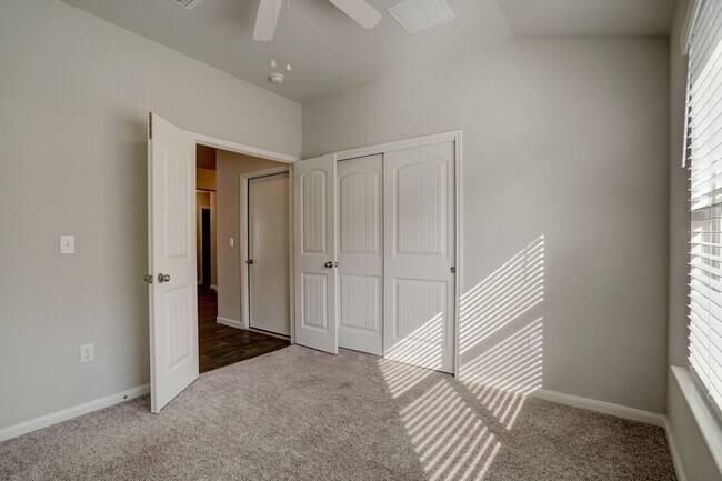 Building Photo - Charming 4/BR 2/BA One-Level Home with Spa...