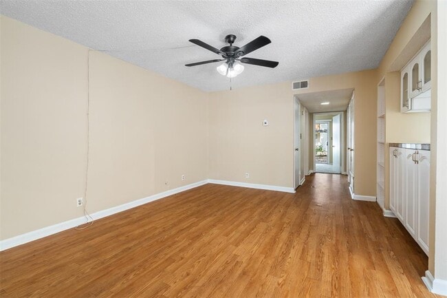 Building Photo - 500 E Riverside Dr