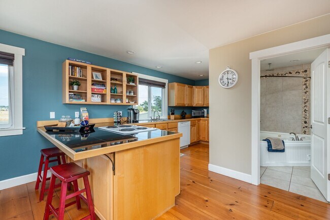 Building Photo - Spacious Coupeville Home with Bonus Apartm...