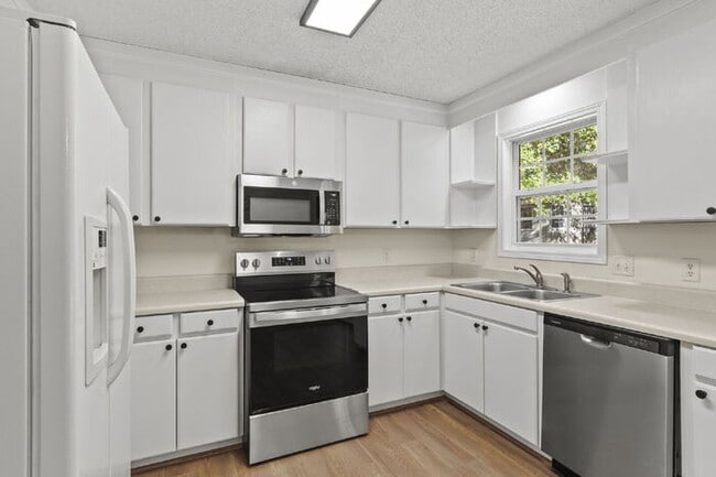 Building Photo - 3BR/2BA Home with Deck & Storage Shed in P...