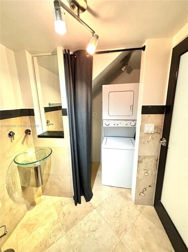 Building Photo - 2666 Tigertail Ave