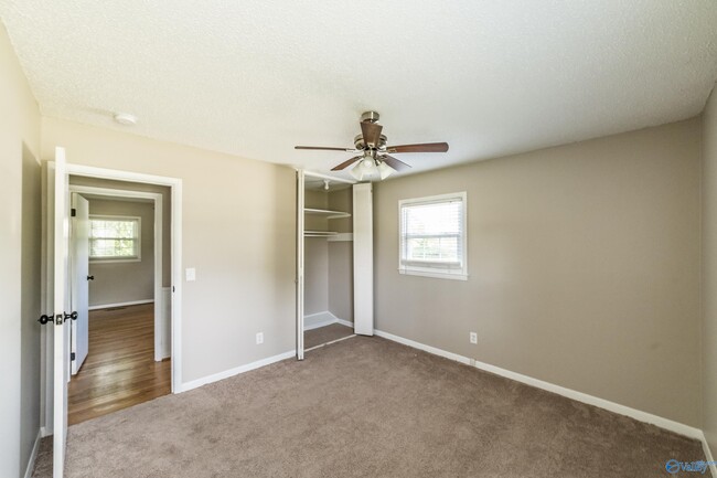 Building Photo - 2107 Edinburgh Dr SW