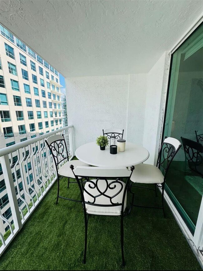 Building Photo - 1200 Brickell Bay Dr