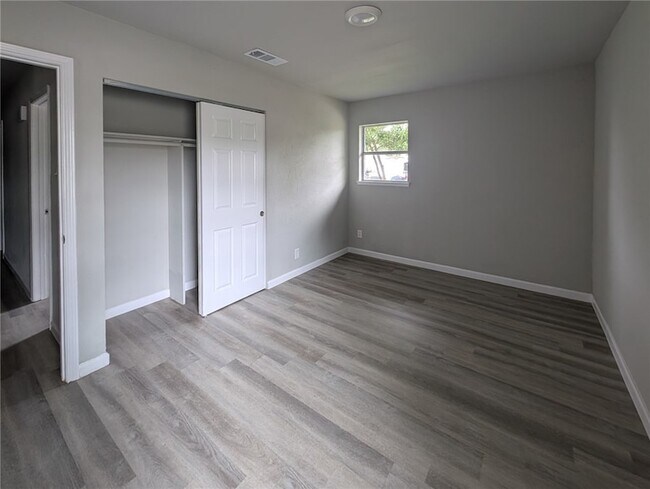 Building Photo - 3153 Baybrook Dr