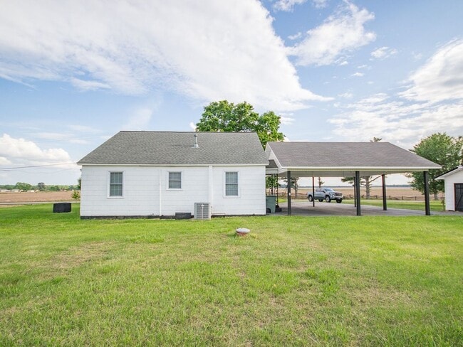 Building Photo - Farm House! Great Location....25 minutes f...
