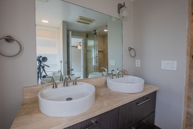 Building Photo - Stunning 3 BR/3 BA EOG Townhome in Columbia!