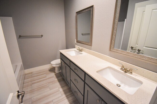 Building Photo - Stunning 3 Bedroom, 2.5 Bathroom Home in F...