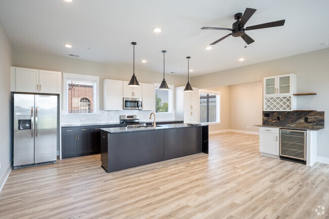 Penthouse - Living Room & Kitchen - 1421 Bainbridge St