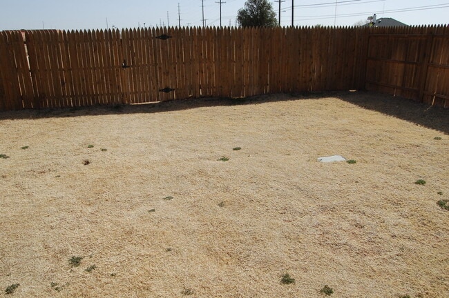 Building Photo - Three Bedroom with Great Features