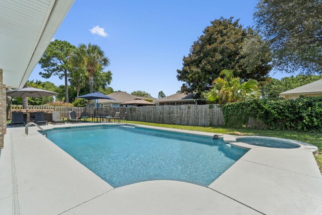 Building Photo - 374 S Shore Dr