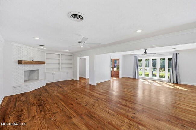 Building Photo - 144 Rollingwood Dr